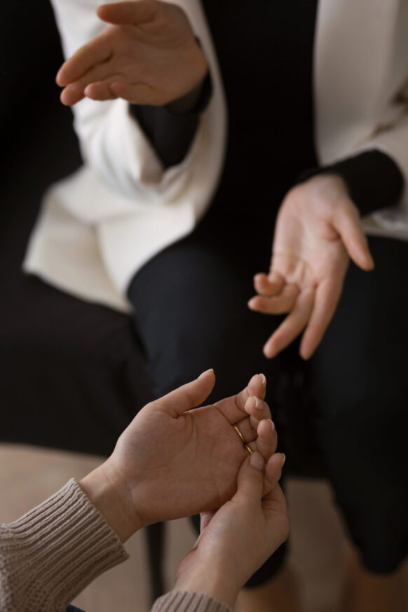 terapeuta-de-alto-angulo-e-paciente-conversando